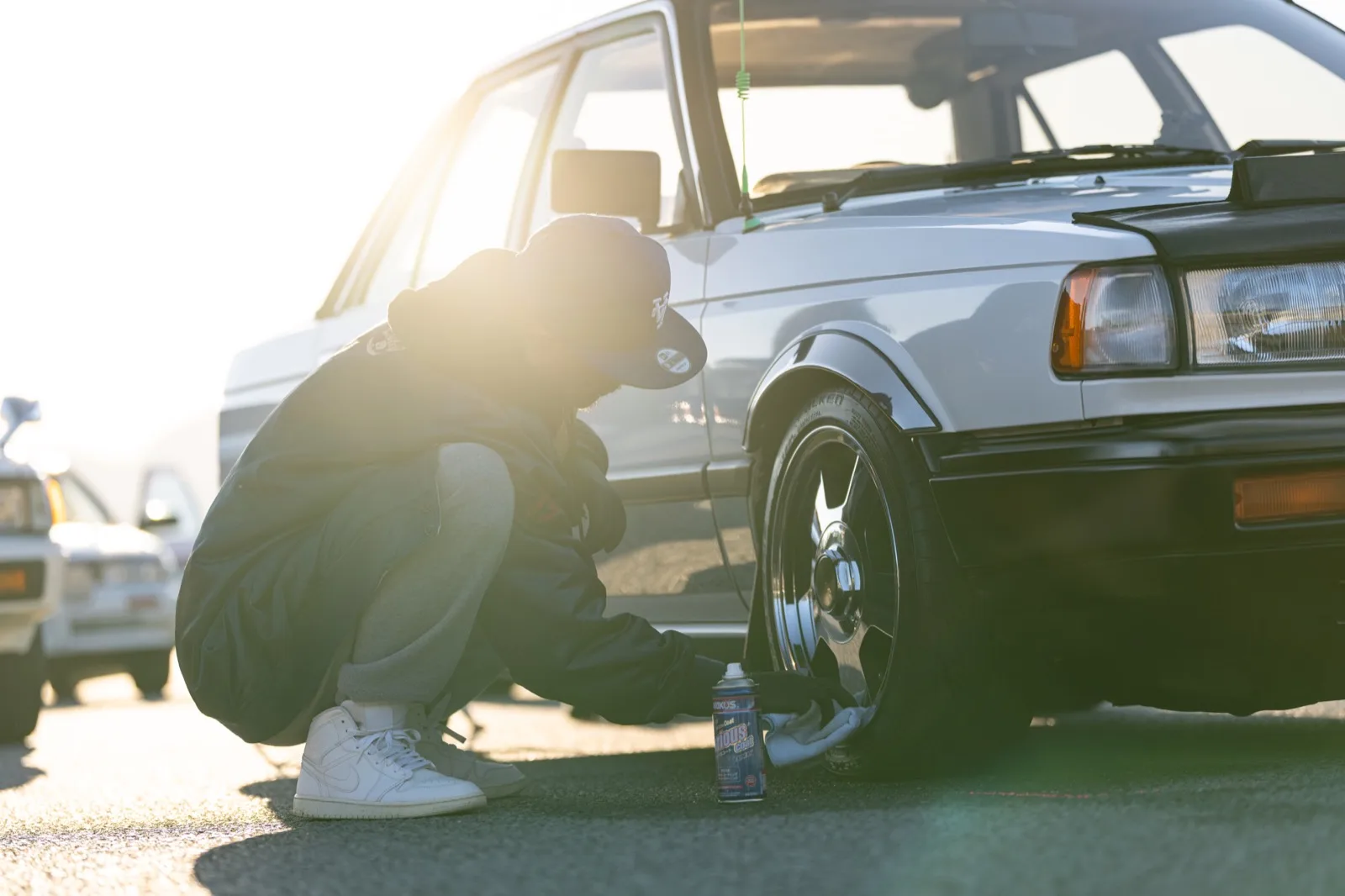 愛車のホイールを磨く参加者