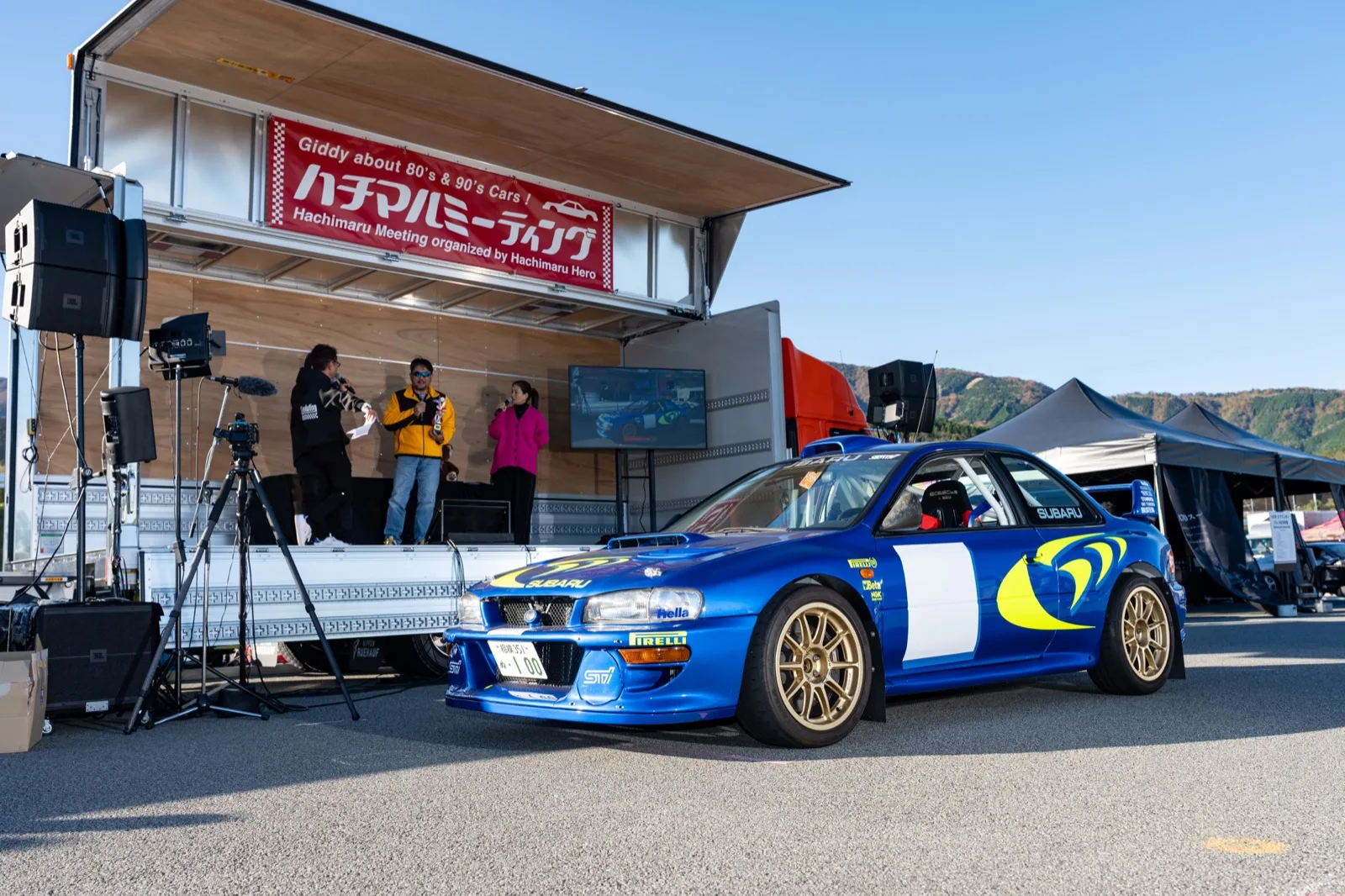 ハチマルミーティングのステージ前に並ぶ車両
