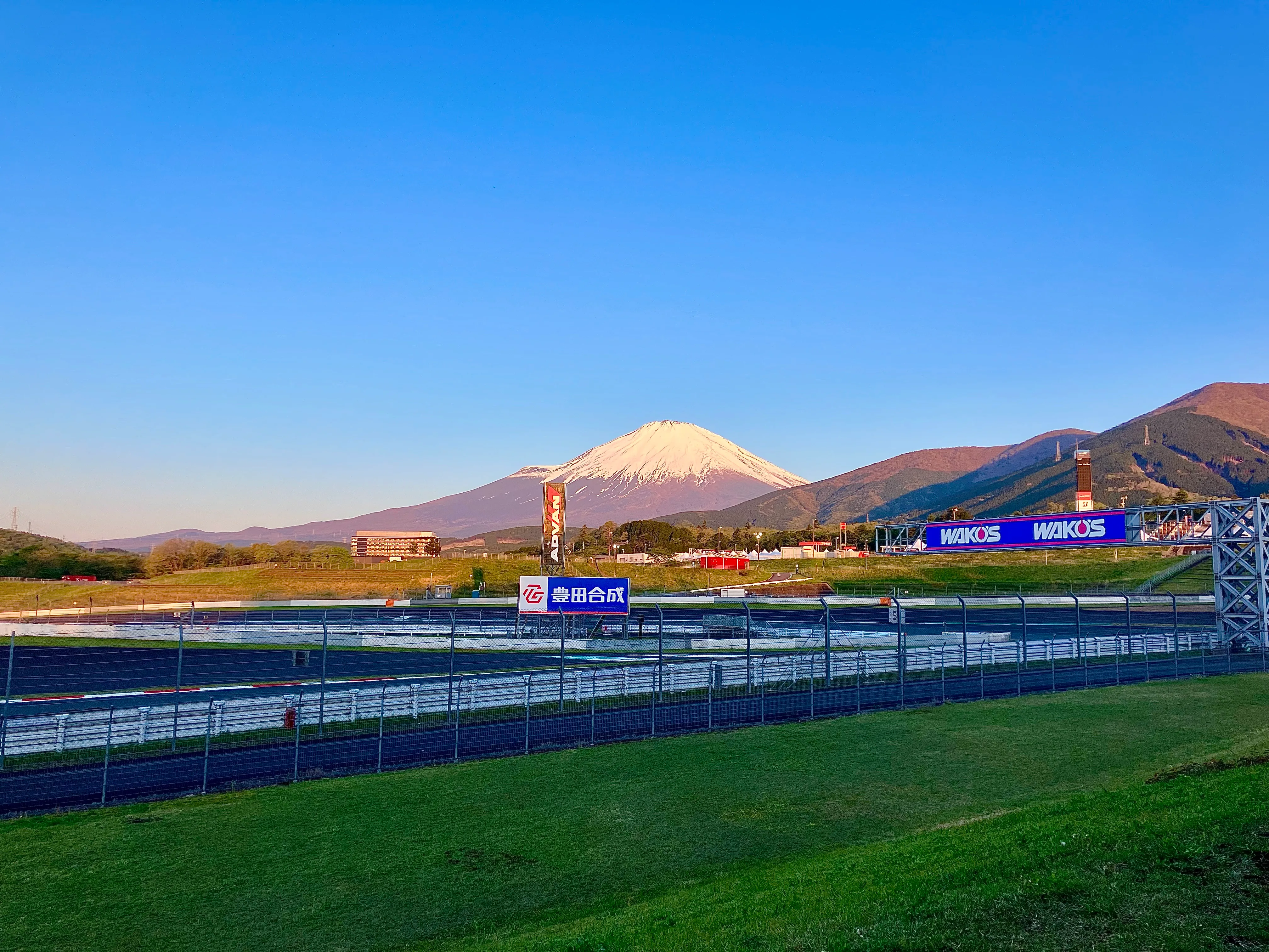 朝日に染まる富士山と富士スピードウェイのコース