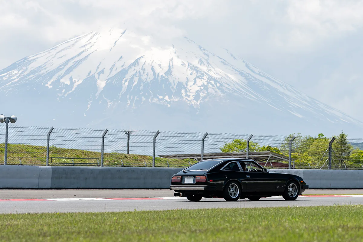富士山を背景にコースを走る車両