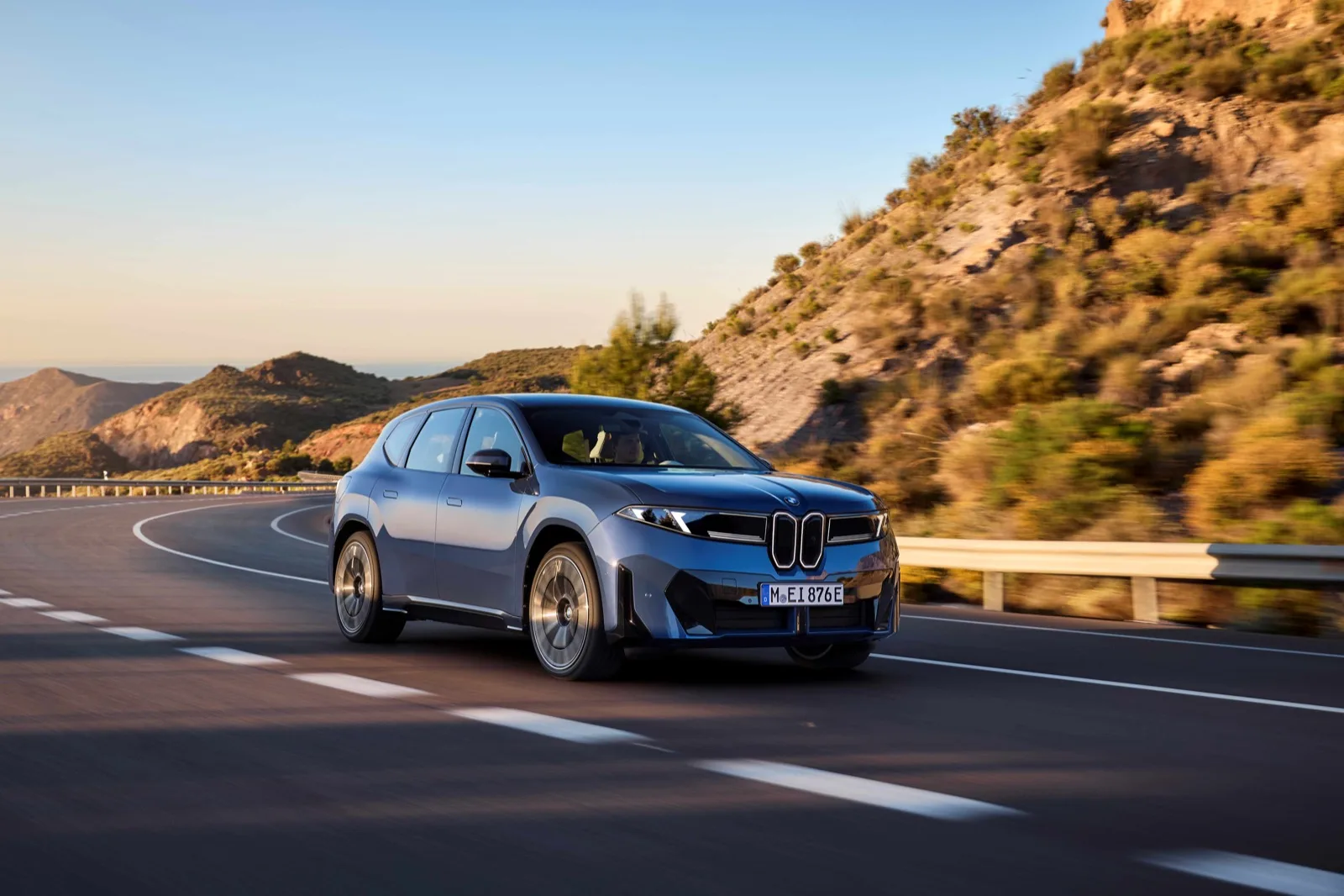 LEVOLANT LABから支給されたBMW iX3の写真