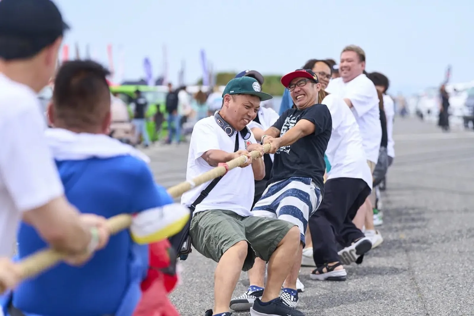 綱引きで交流を楽しむ参加者