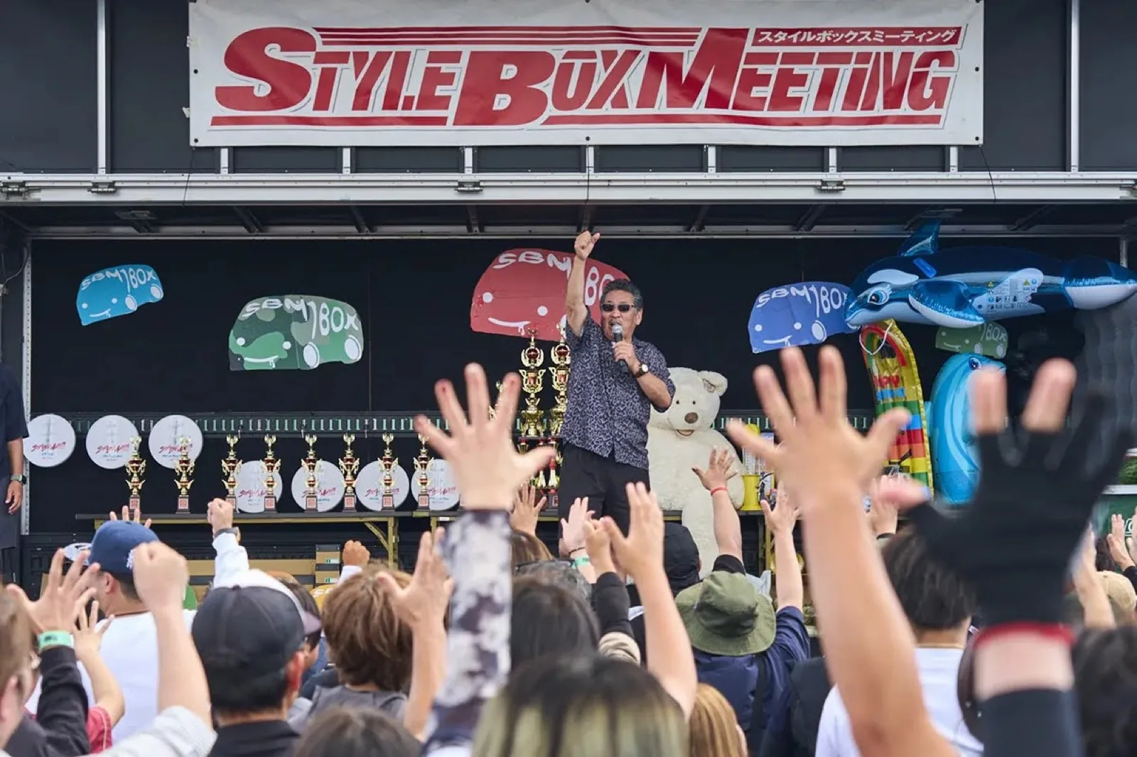 ステージを囲んで盛り上がる来場者