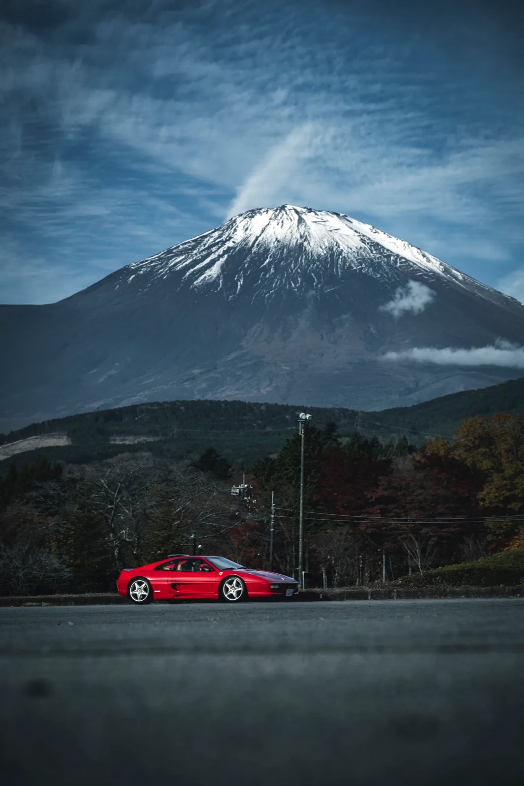 富士山を背景にした赤いカスタムカー
