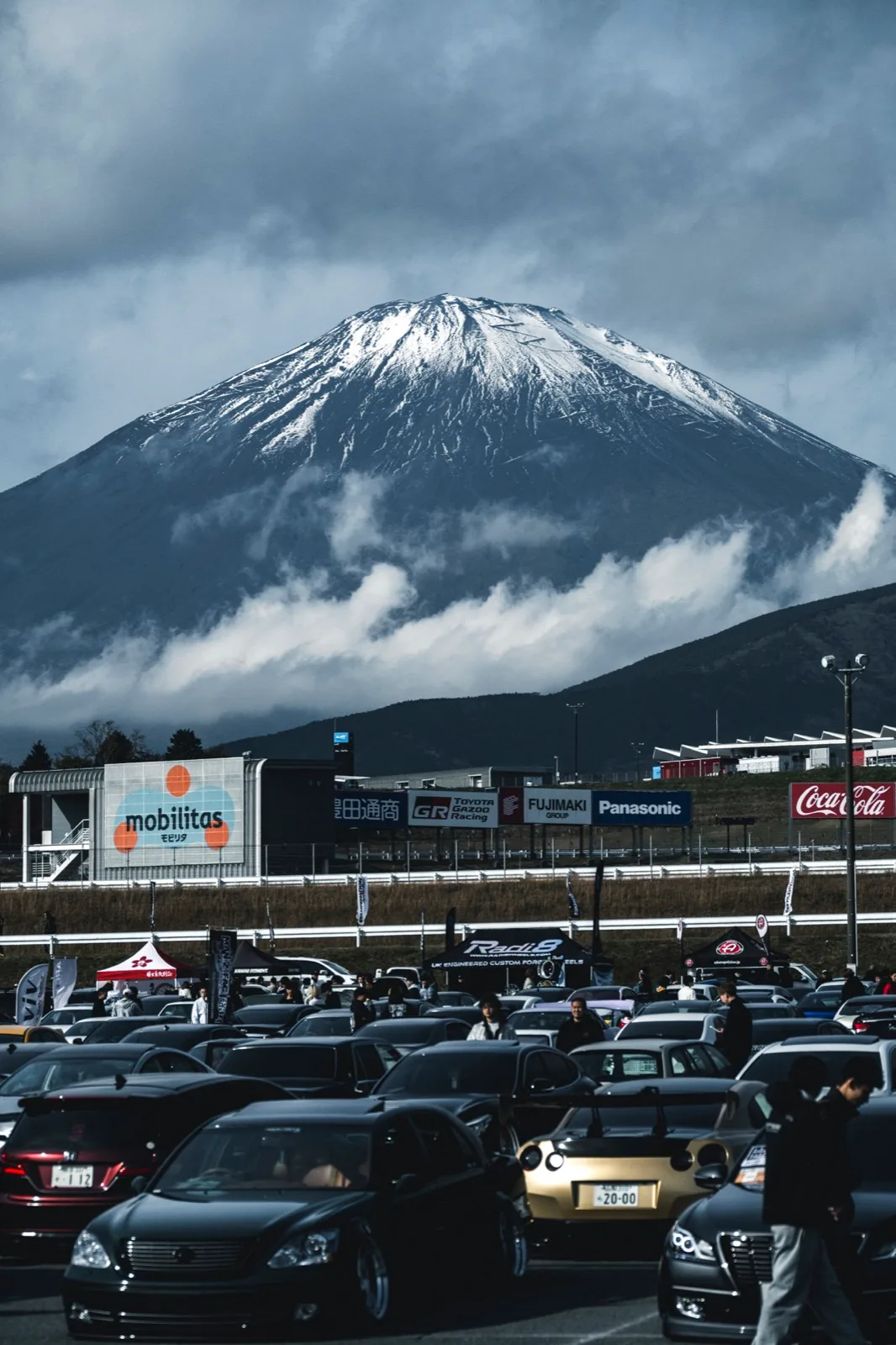 富士山の麓に集うクルマと来場者